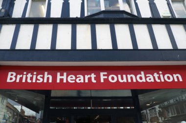 Chester, Cheshire, Birleşik Krallık - 20 Mart 2024: Chester, İngiltere 'deki İngiliz Kalp Vakfı yardım dükkanının üzerinde imza.