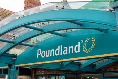Fleetwood, Lancashire, Birleşik Krallık - 26 Haziran 2024: Fleetwood Lancashire 'daki bir Poundland indirim mağazasını devir