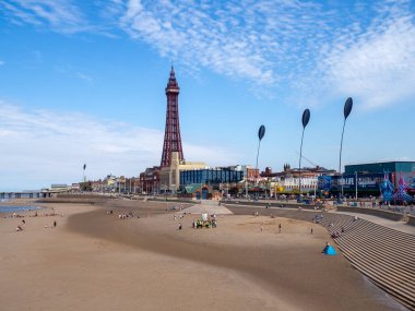 Blackpool, Lancashire, Birleşik Krallık - 26 Haziran 2024: merkez Blackpool 'daki deniz manzarası ve deniz seviyesinin düşük olduğu kumsalda insanlarla dolu kule