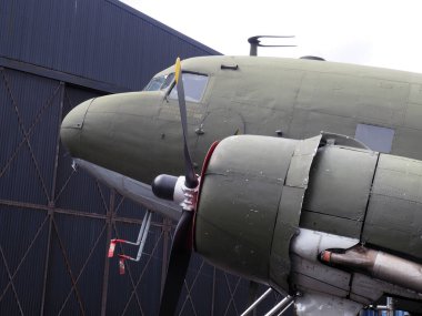 Elvington, Yorkshire, Birleşik Krallık - 107 2023: bir raf c47 nakliye uçağının ön tarafı douglas DC3 uçağının askeri versiyonu.
