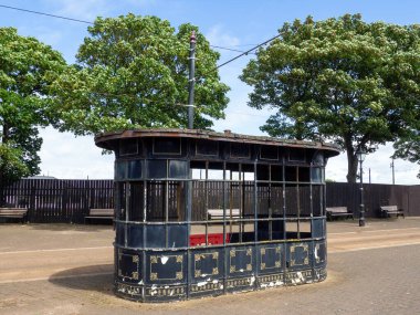 Terk edilmiş 19. yüzyıl tramvayı Fleetwood 'daki Pharos caddesindeki eski tramvay sığınağında demirden yapılmış. Blackpool tramvay şebekesinden hayatta kalan son tramvay sığınağı.