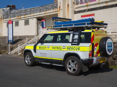 Blackpool, Lancashire, Birleşik Krallık - 26 Haziran 2024: Blackpool Sahil Devriyesi aracı gezinti güvertesindeki karargahın önüne park edildi