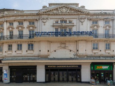 Blackpool, Lancashire, İngiltere - 27 Temmuz 2024: Blackpool 'daki tarihi kış bahçeleri binasının girişi