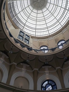 Blackpool, Lancashire, İngiltere - 27 Temmuz 2024: Blackpool 'daki tarihi kış bahçeleri binasının girişindeki cam kubbe