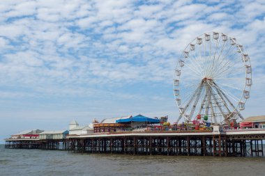 Blackpool, Lancashire, Birleşik Krallık - 27 Temmuz 2024: Dönme dolabı olan Blackpool merkez iskelesi ve yaz güneşinde deniz ile yolculuk