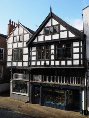 Chester, Cheshire, Birleşik Krallık - 20 Mart 2024: Watergate Caddesi 'ndeki antika dükkanı Chester