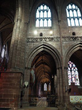 Chester mı? Cheshire, Birleşik Krallık - 20 Mart 2024: Chester katedralinin içi yüksek kemerli pencerelerle