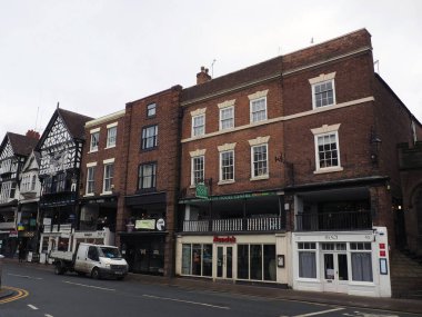Chester, Cheshire, Birleşik Krallık - 20 Mart 2024: Sokaktaki dükkanlar ve Bridge Caddesi 'ndeki sıralar