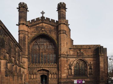 Chester mı? Cheshire, Birleşik Krallık - 20 Mart 2024: Chester katedralinin dışı ana giriş kapısı açık