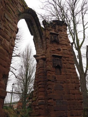 Ortaçağ 'ın yıkılan korosunun ve Chester' daki St Johns kilisesinin doğu tarafındaki yıkılmış taş duvarlar.