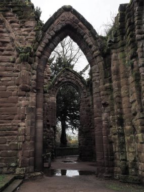 Ortaçağ 'ın yıkılan korosunun ve Chester' daki St Johns kilisesinin doğu tarafındaki yıkılmış taş duvarlar.