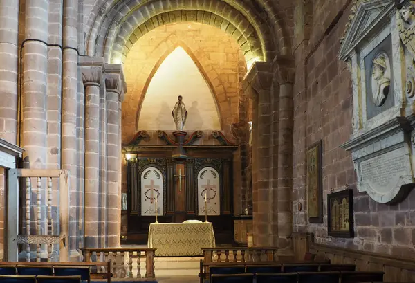 Chester mı? Cheshire, Birleşik Krallık - 20 Mart 2024: Aziz John Kilisesi 'ndeki kadın şapelinde sunak, Chester