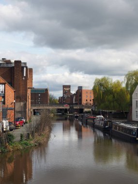 Chester mı? Cheshire, Birleşik Krallık - 20 Mart 2024: Chester 'daki Union kanalı Frodsham caddesindeki köprüden her iki tarafında da eski kanal binaları olan
