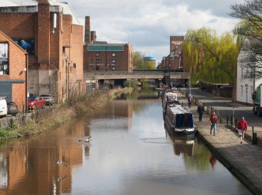 Chester mı? Cheshire, Birleşik Krallık - 20 Mart 2024: Chester 'daki Union kanalı Frodsham caddesindeki köprüden her iki tarafında da eski kanal binaları olan