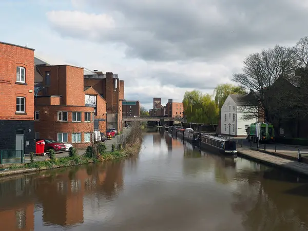 Chester mı? Cheshire, Birleşik Krallık - 20 Mart 2024: Chester 'daki Union kanalı Frodsham caddesindeki köprüden her iki tarafında da eski kanal binaları olan
