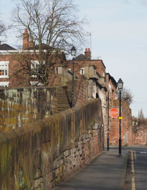 Nehir kenarından Chester City duvarlarına giriş rampası.