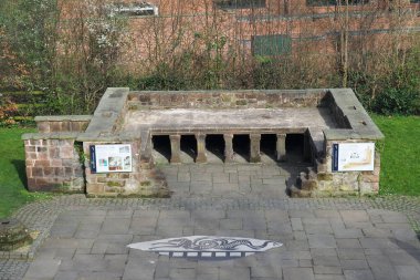 Chester 'ı gösteren Roma hamamlarının kalıntıları. Cheshire, Birleşik Krallık - 20 Mart 2024: Chester Cheshire İngiltere 'deki Roma bahçesinde yer altı ısıtma sistemi