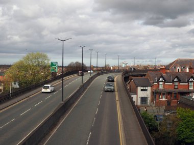 Chester mı? Cheshire, Birleşik Krallık - 20 Mart 2024: Aziz Martin geçidi Chester şehrinin duvarları boyunca bir yaya köprüsü çevre yolunun Saint Martinler kavşağından geçiyor.