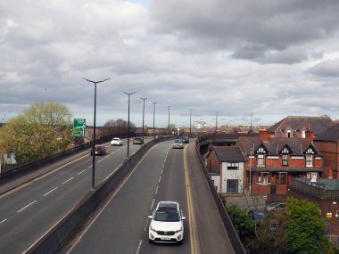 Chester mı? Cheshire, Birleşik Krallık - 20 Mart 2024: Aziz Martin geçidi Chester şehrinin duvarları boyunca bir yaya köprüsü çevre yolunun Saint Martinler kavşağından geçiyor.