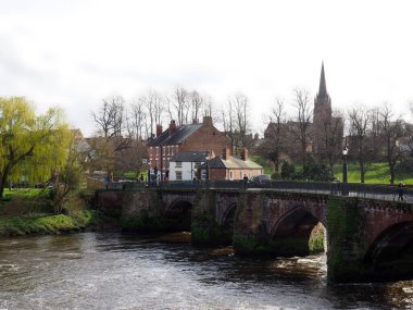 Chester mı? Cheshire, Birleşik Krallık - 20 Mart 2024: Köprüden Chester 'daki Old Dee Köprüsü' nün manzarası trafik ve insanların geçişi ve nehrin diğer tarafındaki Handbridge bölgesi