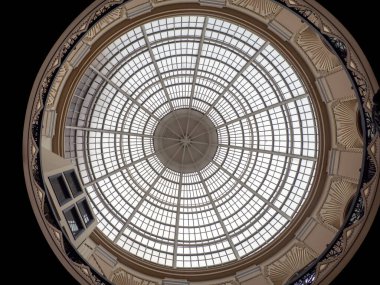 Blackpool, Lancashire, İngiltere - 27 Temmuz 2024: Blackpool 'daki tarihi kış bahçeleri binasının girişindeki cam kubbe