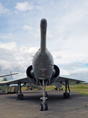 Elvington, Yorkshire, Birleşik Krallık - 11 07 2023: Dassault Mirage IV Fransız askeri bombardıman uçağı Elvington havaalanında