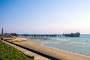 Blackpool 'daki Kuzey İskelesi' nde. Sahil ve denizden. Yaz öğleden sonra güneş ışığı altında.