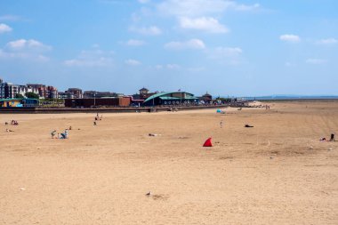 Lytham, Lancashire, Birleşik Krallık - 27 Temmuz 2024: Yaz güneşinde sahilden Lytham manzarası