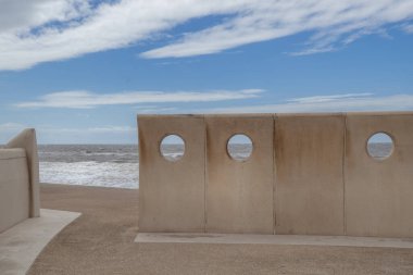 Thornton Cleveleys 'de deniz kenarında delikleri olan modern beton rüzgarlar.