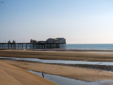 Blackpool 'un kuzey rıhtımında plaj ve deniz yaz güneşinde