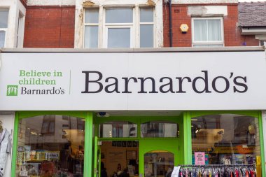 Fleetwood, Lancashire, Birleşik Krallık - 26 Haziran 2024: Fleetwood Lancashire 'daki bir Barnado' nun Çocuk Yardım Dükkanı 'nı devretmek