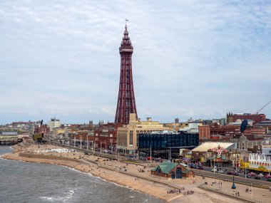 Blackpool, Lancashire, Birleşik Krallık - 26 Haziran 2024: Blackpool kulesinin ve çevresindeki insanların plaj binalarının havadan görüntüsü