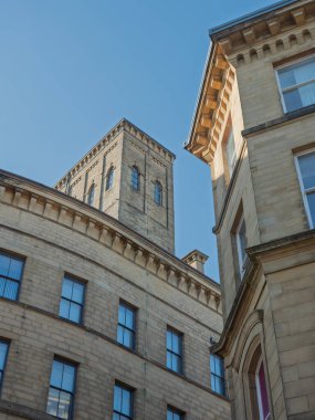 Bradford Küçük Almanya bölgesinde 19. yüzyıldan kalma neoklasik binalar bir sokak köşesinden yukarıya bakıyor.