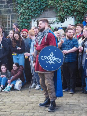 Hebden Köprüsü, Batı Yorkshire, Birleşik Krallık - 29 Mart 2024: Heptonstall West Yorkshire 'daki Weaver Meydanı' nda geleneksel iyi Cuma temposunda oyuncular ve seyirciler