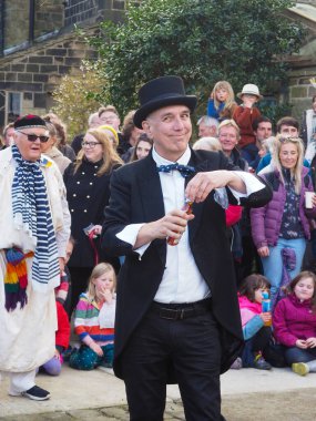 Hebden Köprüsü, Batı Yorkshire, Birleşik Krallık - 29 Mart 2024: Heptonstall West Yorkshire 'daki Weaver Meydanı' nda geleneksel iyi Cuma temposunda oyuncular ve seyirciler