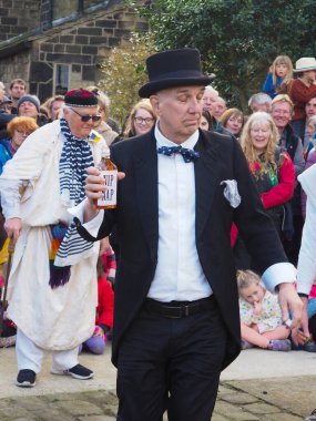 Hebden Köprüsü, Batı Yorkshire, Birleşik Krallık - 29 Mart 2024: Heptonstall West Yorkshire 'daki Weaver Meydanı' nda geleneksel iyi Cuma temposunda oyuncular ve seyirciler