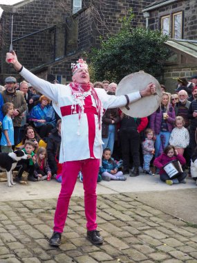 Hebden Köprüsü, Batı Yorkshire, Birleşik Krallık - 29 Mart 2024: Heptonstall West Yorkshire 'daki Weaver Meydanı' nda geleneksel iyi Cuma temposunda oyuncular ve seyirciler