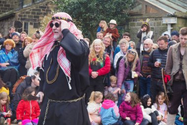 Hebden Köprüsü, Batı Yorkshire, Birleşik Krallık - 29 Mart 2024: Heptonstall West Yorkshire 'daki Weaver Meydanı' nda geleneksel iyi Cuma temposunda oyuncular ve seyirciler