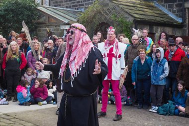 Hebden Köprüsü, Batı Yorkshire, Birleşik Krallık - 29 Mart 2024: Heptonstall West Yorkshire 'daki Weaver Meydanı' nda geleneksel iyi Cuma temposunda oyuncular ve seyirciler