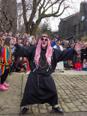 Hebden Köprüsü, Batı Yorkshire, Birleşik Krallık - 29 Mart 2024: Heptonstall West Yorkshire 'daki Weaver Meydanı' nda geleneksel iyi Cuma temposunda oyuncular ve seyirciler