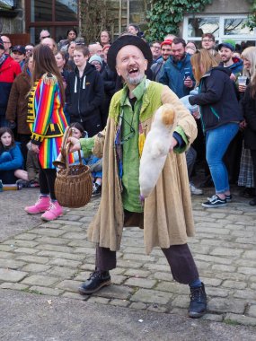 Hebden Köprüsü, Batı Yorkshire, Birleşik Krallık - 29 Mart 2024: Heptonstall West Yorkshire 'daki Weaver Meydanı' nda geleneksel iyi Cuma temposunda oyuncular ve seyirciler