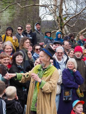 Hebden Köprüsü, Batı Yorkshire, Birleşik Krallık - 29 Mart 2024: Heptonstall West Yorkshire 'daki Weaver Meydanı' nda geleneksel iyi Cuma temposunda oyuncular ve seyirciler
