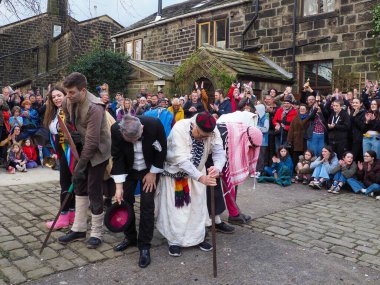 Hebden Köprüsü, Batı Yorkshire, Birleşik Krallık - 29 Mart 2024: Heptonstall West Yorkshire 'daki Weaver Meydanı' nda geleneksel iyi Cuma temposunda oyuncular ve seyirciler