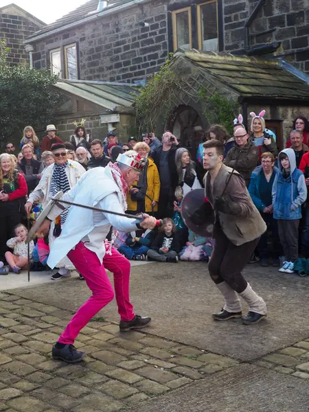 Hebden Köprüsü, Batı Yorkshire, Birleşik Krallık - 29 Mart 2024: Heptonstall West Yorkshire 'daki Weaver Meydanı' nda geleneksel iyi Cuma temposunda oyuncular ve seyirciler