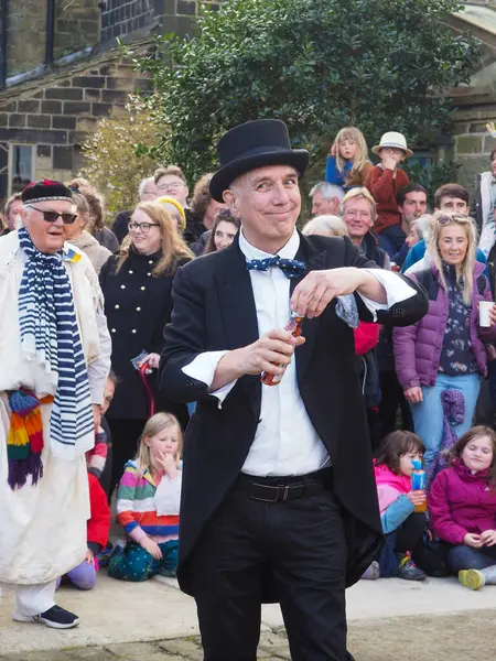 Hebden Köprüsü, Batı Yorkshire, Birleşik Krallık - 29 Mart 2024: Heptonstall West Yorkshire 'daki Weaver Meydanı' nda geleneksel iyi Cuma temposunda oyuncular ve seyirciler