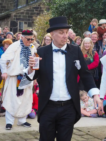 Hebden Köprüsü, Batı Yorkshire, Birleşik Krallık - 29 Mart 2024: Heptonstall West Yorkshire 'daki Weaver Meydanı' nda geleneksel iyi Cuma temposunda oyuncular ve seyirciler