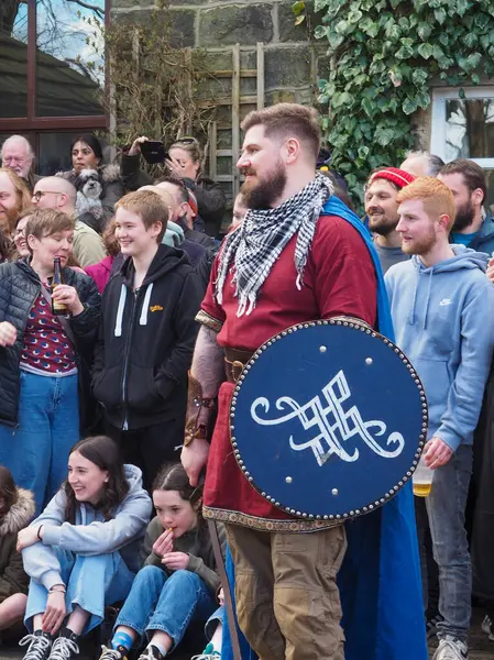 Hebden Köprüsü, Batı Yorkshire, Birleşik Krallık - 29 Mart 2024: Heptonstall West Yorkshire 'daki Weaver Meydanı' nda geleneksel iyi Cuma temposunda oyuncular ve seyirciler