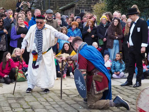 Hebden Köprüsü, Batı Yorkshire, Birleşik Krallık - 29 Mart 2024: Heptonstall West Yorkshire 'daki Weaver Meydanı' nda geleneksel iyi Cuma temposunda oyuncular ve seyirciler