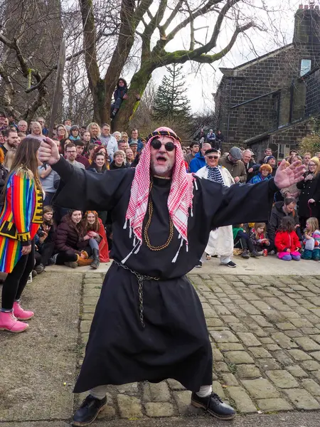 Hebden Köprüsü, Batı Yorkshire, Birleşik Krallık - 29 Mart 2024: Heptonstall West Yorkshire 'daki Weaver Meydanı' nda geleneksel iyi Cuma temposunda oyuncular ve seyirciler