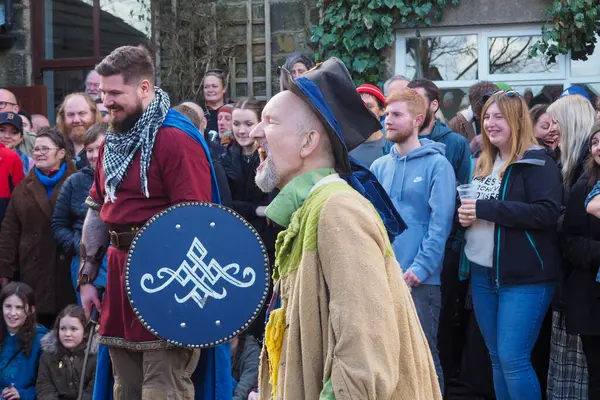 Hebden Köprüsü, Batı Yorkshire, Birleşik Krallık - 29 Mart 2024: Heptonstall West Yorkshire 'daki Weaver Meydanı' nda geleneksel iyi Cuma temposunda oyuncular ve seyirciler